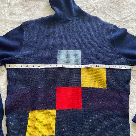 Womans Vintage Long Sleeve Turtleneck. Size Medium. Made in Italy,100% Acrylic - Picture 6 of 8